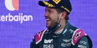 Sebastian Vettel lacht nach P2 im Aserbaidschan-Grand-Prix 2021 in Baku auf dem Podium