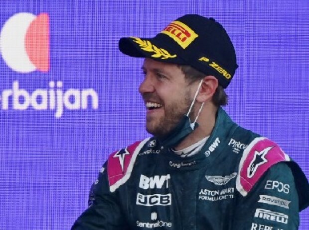 Titel-Bild zur News: Sebastian Vettel lacht nach P2 im Aserbaidschan-Grand-Prix 2021 in Baku auf dem Podium
