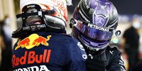 Max Verstappen und Lewis Hamilton nach dem Formel-1-Rennen in Bahrain 2021 im Parc ferme