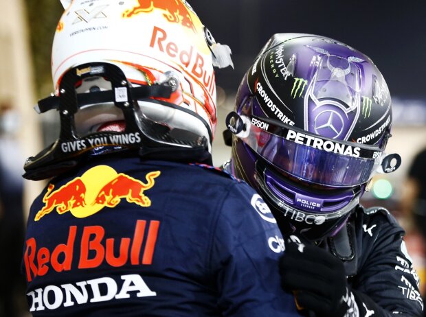 Titel-Bild zur News: Max Verstappen und Lewis Hamilton nach dem Formel-1-Rennen in Bahrain 2021 im Parc ferme