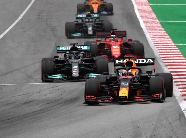 Titel-Bild zur News: Max Verstappen vor Lewis Hamilton, Charles Leclerc, Valtteri Bottas beim Spanien-Grand-Prix 2021 in Barcelona
