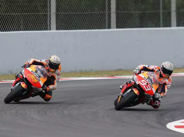 Die Honda-Piloten Pol Espargaro und Marc Marquez auf der Strecke. Titel-Bild zur News: Die Honda-Piloten Pol Espargaro und Marc Marquez auf der Strecke.