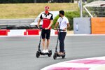 Antonio Giovinazzi (Alfa Romeo) und Karun Chandhok 