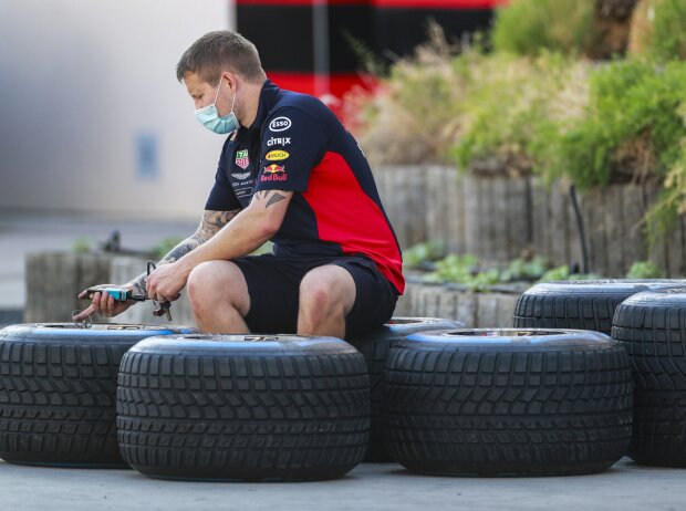 Ein Red-Bull-Mitarbeiter misst den Reifendruck der Pirelli-Regenreifen