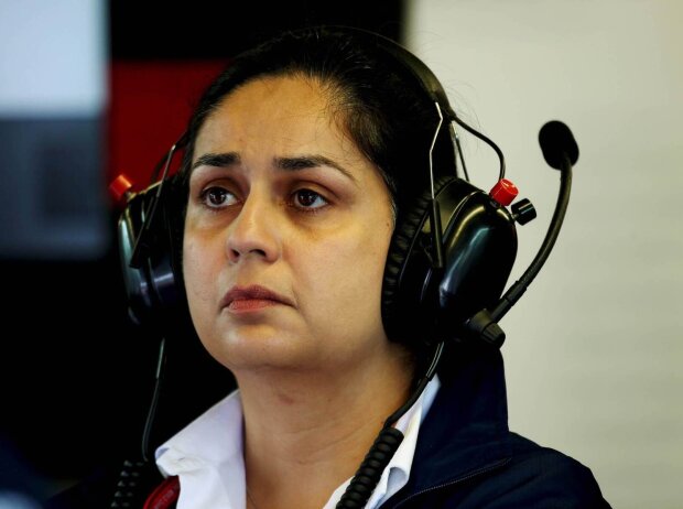 Monisha Kaltenborn mit Kopfhörern