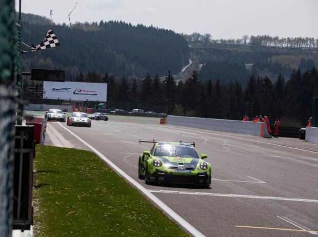 Laurin Heinrich fährt in Spa-Francorchamps über die Ziellinie beim Porsche Carrera Cup Deutschland 2021