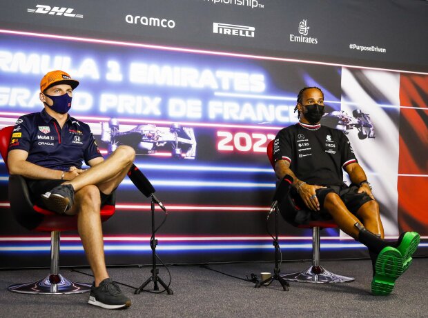 Max Verstappen und Lewis Hamilton in der FIA-Pressekonferenz vor dem Frankreich-Grand-Prix 2021 in Le Castellet