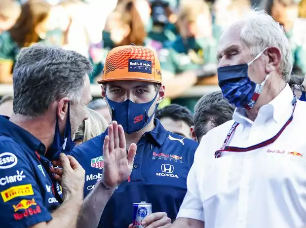 Titel-Bild zur News: Christian Horner, Helmut Marko und Max Verstappen feiern den Sieg von Sergio Perez beim Grand Prix von Aserbaidschan in Baku 2021 im Parc ferme