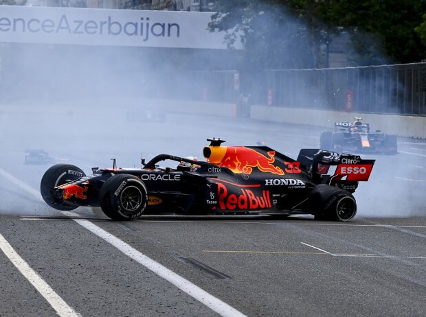 Titel-Bild zur News: Max Verstappen mit Unfall nach Reifenschaden beim Aserbaidschan-Grand-Prix 2021 in Baku