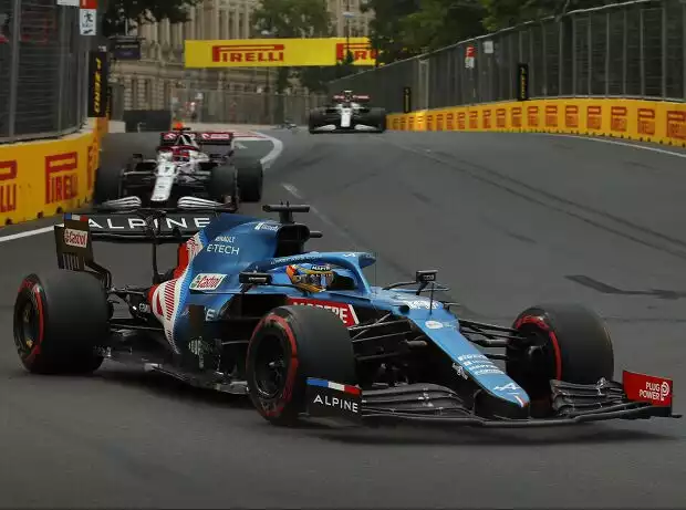 Fernando Alonso (Alpine) vor Kimi Räikkönen (Alfa Romeo) beim Formel-1-Rennen in Baku Titel-Bild zur News: Fernando Alonso (Alpine) vor Kimi Räikkönen (Alfa Romeo) beim Formel-1-Rennen in Baku