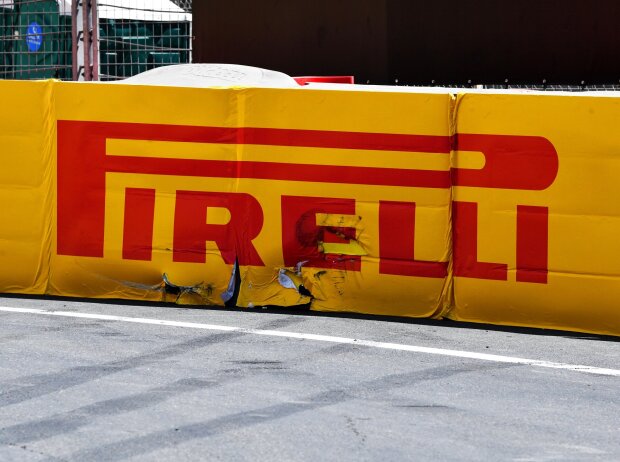 Titel-Bild zur News: Pirelli-Logo, Werbebande nach Einschlag von Max Verstappen
