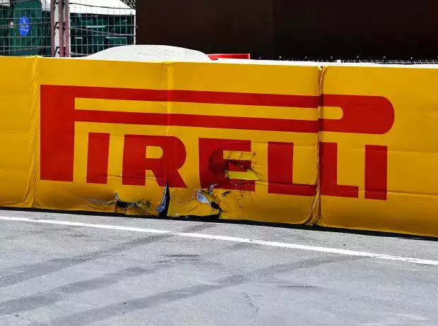 Pirelli-Logo, Werbebande nach Einschlag von Max Verstappen Titel-Bild zur News: Pirelli-Logo, Werbebande nach Einschlag von Max Verstappen