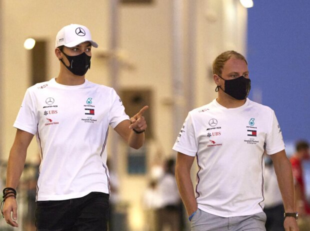 George Russell und Valtteri Bottas im Fahrerlager beim Grand Prix von Abu Dhabi im Dezember 2020