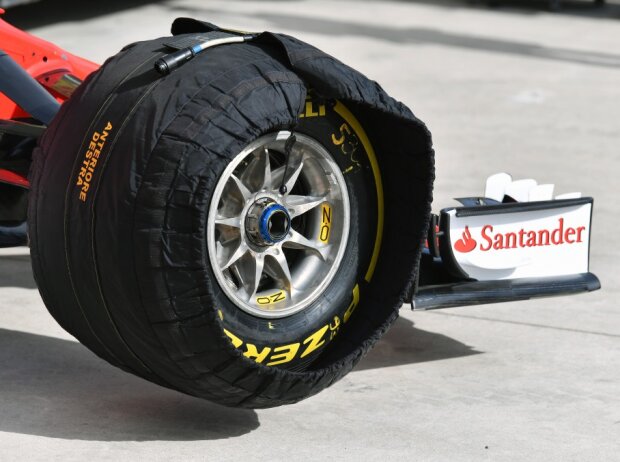 Formel-1-Reifen von Pirelli in einer Heizdecke Formel-1-Reifen von Pirelli in einer Heizdecke