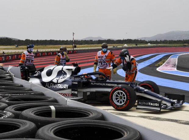 Titel-Bild zur News: Yuki Tsunoda nach seinem Qualifying-Unfall beim Frankreich-Grand-Prix 2021 in Le Castellet