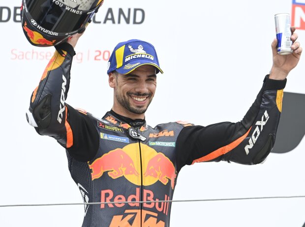 KTM-Pilot Miguel Oliveira jubelt auf dem Podium am Sachsenring KTM-Pilot Miguel Oliveira jubelt auf dem Podium am Sachsenring