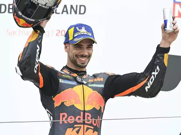 KTM-Pilot Miguel Oliveira jubelt auf dem Podium am Sachsenring Titel-Bild zur News: KTM-Pilot Miguel Oliveira jubelt auf dem Podium am Sachsenring