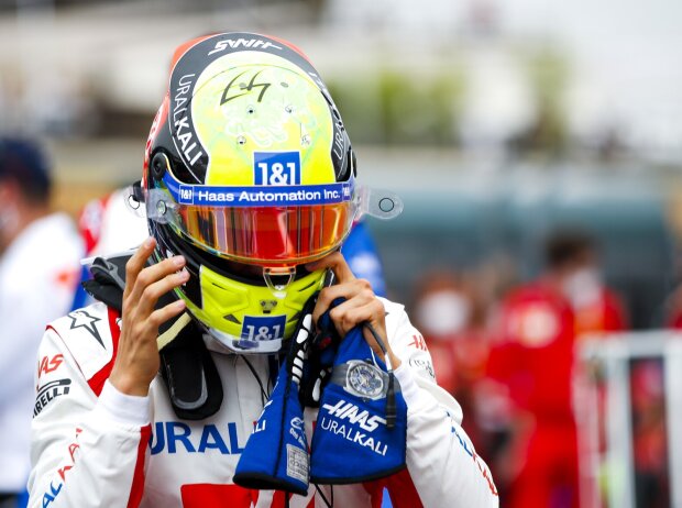 Titel-Bild zur News: Mick Schumacher zieht sich vor dem Formel-1-Rennen in Le Castellet den Helm über