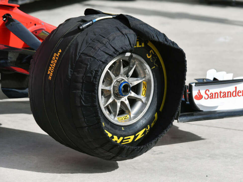 Pirelli-Formel-1-Reifen in einer Heizdecke des Ferrari-Teams beim Grand Prix der USA in Austin 2020