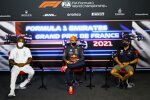 Lewis Hamilton (Mercedes), Max Verstappen (Red Bull) und Sergio Perez (Red Bull) 