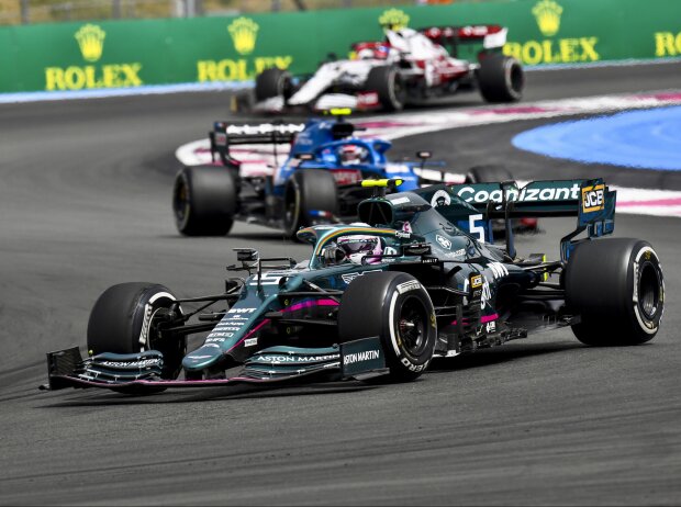 Sebastian Vettel (Aston Martin) vor Esteban Ocon (Alpine) beim Grand Prix von Frankreich in Le Castellet (Circuit Paul Ricard) 2021 Sebastian Vettel (Aston Martin) vor Esteban Ocon (Alpine) beim Grand Prix von Frankreich in Le Castellet (Circuit Paul Ricard) 2021
