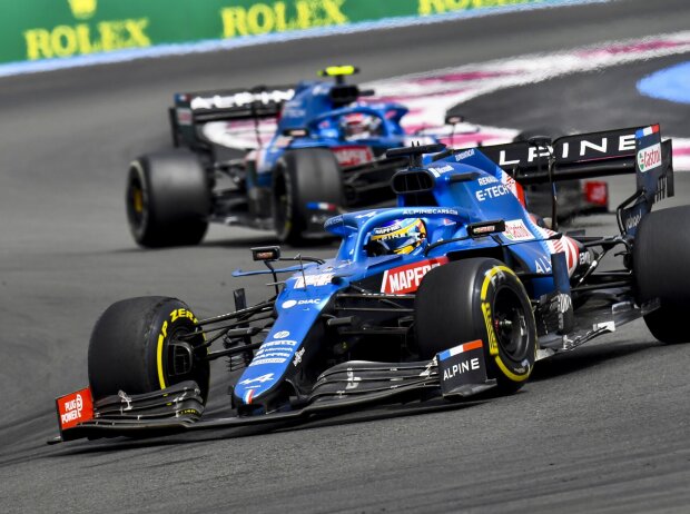 Fernando Alonso vor Alpine-Teamkollege Esteban Ocon im Frankreich-Grand-Prix 2021 in Le Castellet Fernando Alonso vor Alpine-Teamkollege Esteban Ocon im Frankreich-Grand-Prix 2021 in Le Castellet