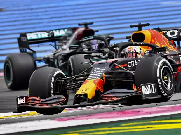 Max Verstappen vor Lewis Hamilton beim Frankreich-Grand-Prix 2021 Titel-Bild zur News: Max Verstappen vor Lewis Hamilton beim Frankreich-Grand-Prix 2021