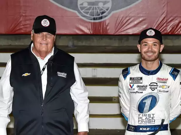Kyle Larson mit Teambesitzer Rick Hendrick Titel-Bild zur News: Kyle Larson mit Teambesitzer Rick Hendrick