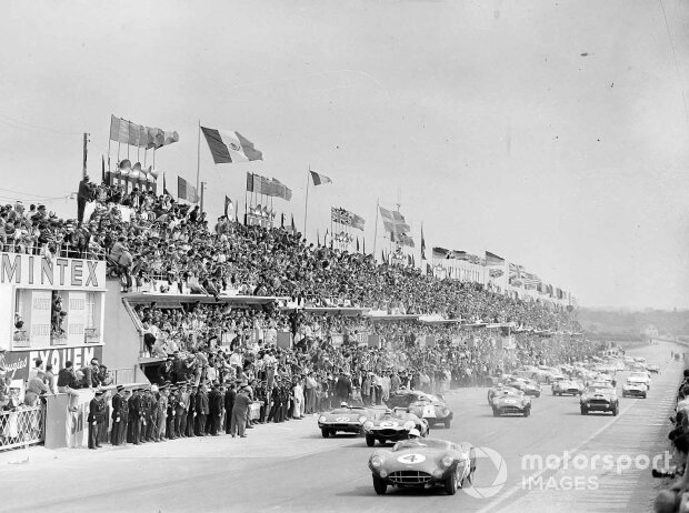 Stirling Moss (Aston Martin) führt beim Start zu den 24 Stunden von Le Mans 1959