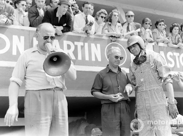 Carroll Shelby (Aston Martin DBR1), 1. Position, wartet in der Box auf das Einfahren des Autos mit Reg Parnell. Am Megaphon ist Teambesitzer und Chefdesigner David Brown, 24 Stunden von Le Mans 1959