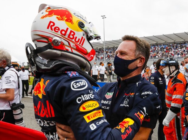 Titel-Bild zur News: Max Verstappen und Christian Horner nach dem Red-Bull-Sieg in Frankreich