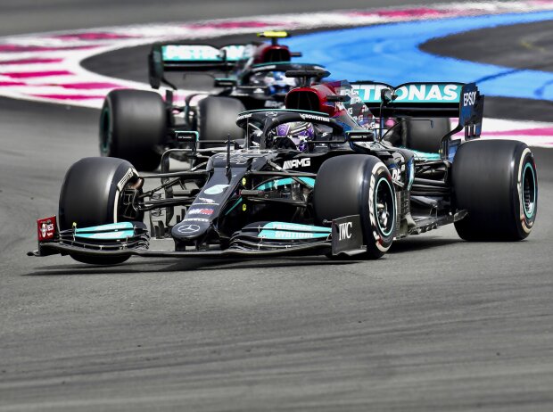 Titel-Bild zur News: Lewis Hamilton vor Valtteri Bottas (Mercedes) beim Grand Prix von Frankreich in Le Castellet (Circuit Paul Ricard) 2021
