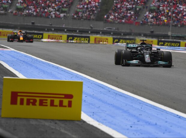 Titel-Bild zur News: Lewis Hamilton (Mercedes) vor Max Verstappen (Red Bull) in Le Castellet