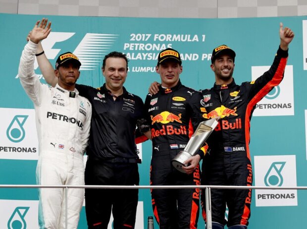 Titel-Bild zur News: Dan Fallows (Zweiter von links) auf dem Formel-1-Podium 2017 in Malaysia mit Lewis Hamilton, Max Verstappen und Daniel Ricciardo