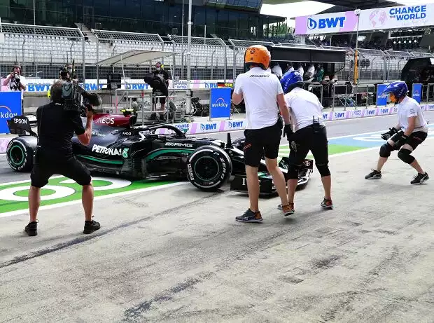 Titel-Bild zur News: Dreher in der Formel-1-Boxengasse: Valtteri Bottas und die McLaren-Mechaniker