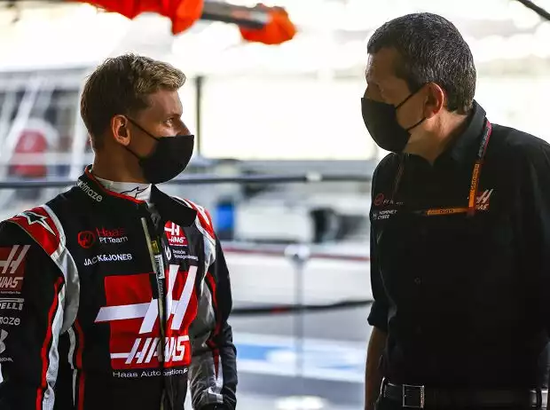 Mick Schumacher und Haas-Teamchef Günther Steiner im Gespräch Titel-Bild zur News: Mick Schumacher und Haas-Teamchef Günther Steiner im Gespräch