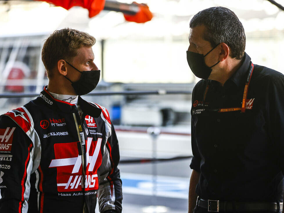 Mick Schumacher und Haas-Teamchef Günther Steiner im Gespräch