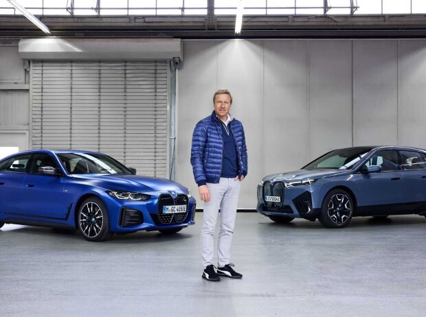 BMW-Chef Oliver Zipse am i4 M50i und dem iX