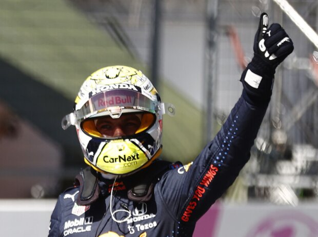 Titel-Bild zur News: Max Verstappen (Red Bull) jubelt über die Poleposition nach dem Qualifying zum Grand Prix der Steiermark auf dem Red-Bull-Ring in Spielberg (Österreich) 2021