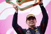 Bild zum Inhalt: Max Verstappen jubelt: Im Rennen endlich besser als Mercedes