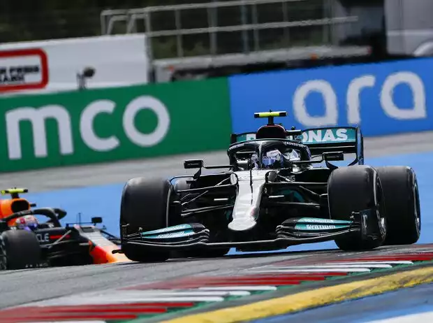 Valtteri Bottas vor Sergio Perez auf dem Red-Bull-Ring Titel-Bild zur News: Valtteri Bottas vor Sergio Perez auf dem Red-Bull-Ring
