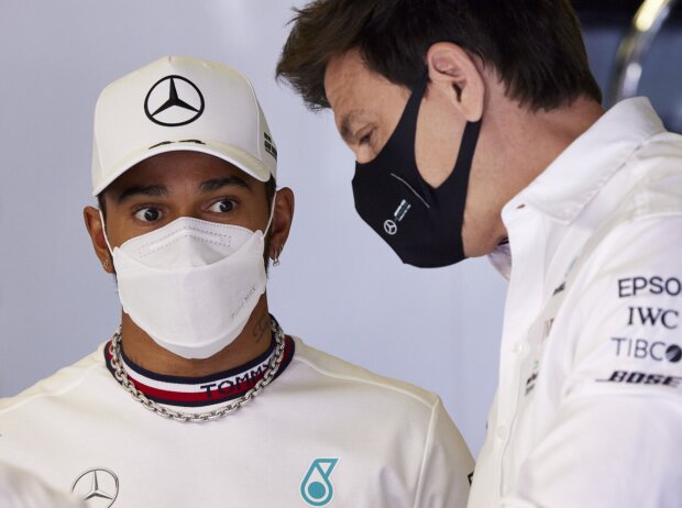 Lewis Hamilton im Gespräch mit Mercedes-Teamchef Toto Wolff