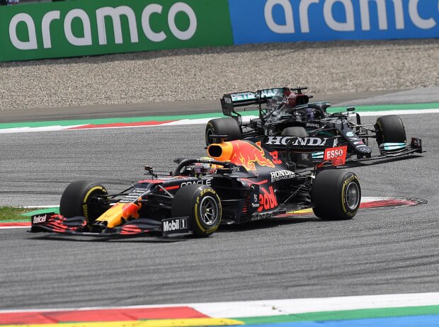 Titel-Bild zur News: Max Verstappen (Red Bull) führt vor Lewis Hamilton (Mercedes) beim Formel-1-Grand-Prix in Spielberg auf dem Red-Bull-Ring in Österreich