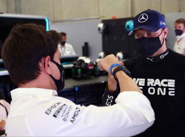 Toto Wolff (Teamchef) und Valtteri Bottas (Mercedes) klatschen nach dem Grand Prix der Steiermark am Red-Bull-Ring in Spielberg (Österreich) 2021 ab Toto Wolff (Teamchef) und Valtteri Bottas (Mercedes) klatschen nach dem Grand Prix der Steiermark am Red-Bull-Ring in Spielberg (Österreich) 2021 ab