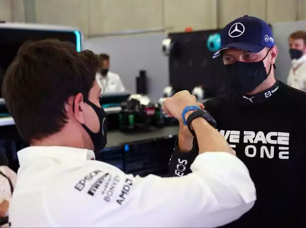 Titel-Bild zur News: Toto Wolff (Teamchef) und Valtteri Bottas (Mercedes) klatschen nach dem Grand Prix der Steiermark am Red-Bull-Ring in Spielberg (Österreich) 2021 ab