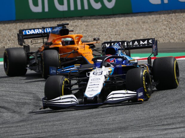 Titel-Bild zur News: George Russell (Williams) vor Daniel Ricciardo (McLaren) beim Grand Prix der Steiermark auf dem Red-Bull-Ring in Spielberg (Österreich) 2021