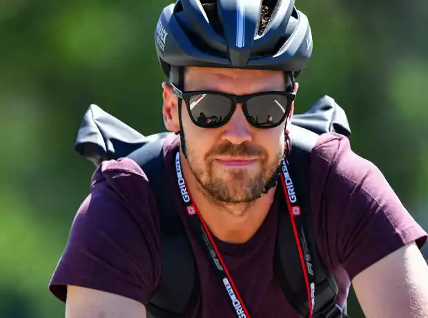 Sebastian Vettel auf dem Fahrrad beim Grand Prix der Steiermark auf dem Red-Bull-Ring in Spielberg (Österreich) 2021 Titel-Bild zur News: Sebastian Vettel auf dem Fahrrad beim Grand Prix der Steiermark auf dem Red-Bull-Ring in Spielberg (Österreich) 2021