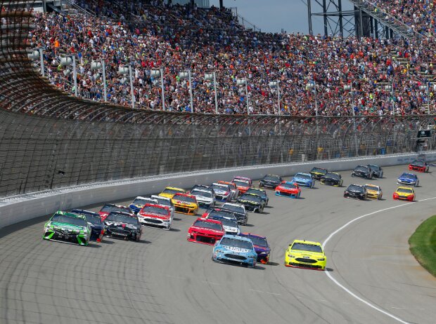 NASCAR-Start auf dem Michigan International Speedway in Brooklyn 2018: Kyle Busch führt NASCAR-Start auf dem Michigan International Speedway in Brooklyn 2018: Kyle Busch führt