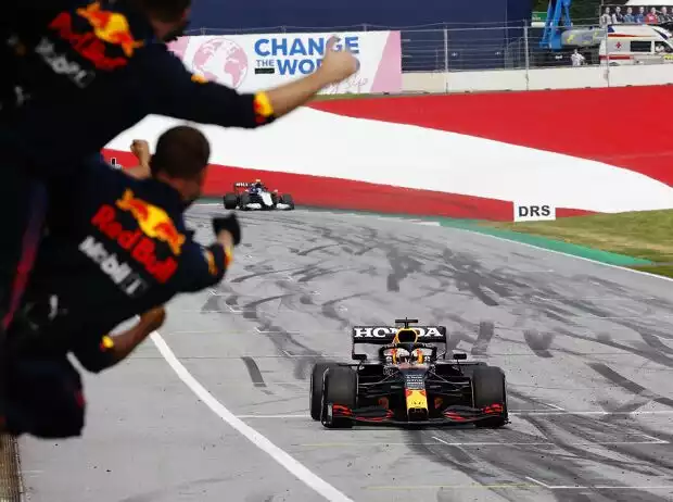 Titel-Bild zur News: Zieldurchfahrt von Red-Bull-Fahrer Max Verstappen im RB16B beim Steiermark-Grand-Prix 2021 auf dem Red-Bull-Ring in Spielberg (Österreich)