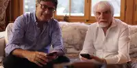 Regisseur und Produzenz Manish Pandey mit dem langjährigen Formel-1-Chef Bernie Ecclestone, über den nun eine achtteilige Dokumentation erscheint